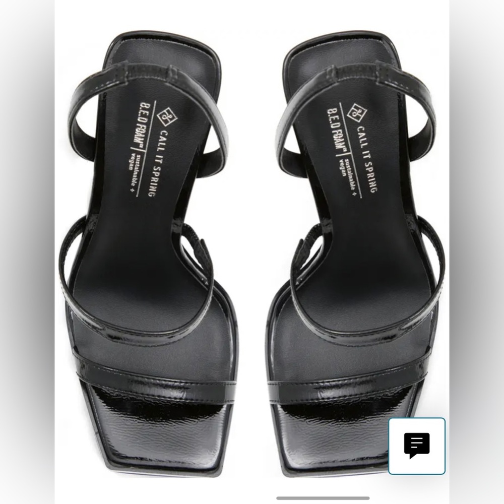 Black strappy sandlas